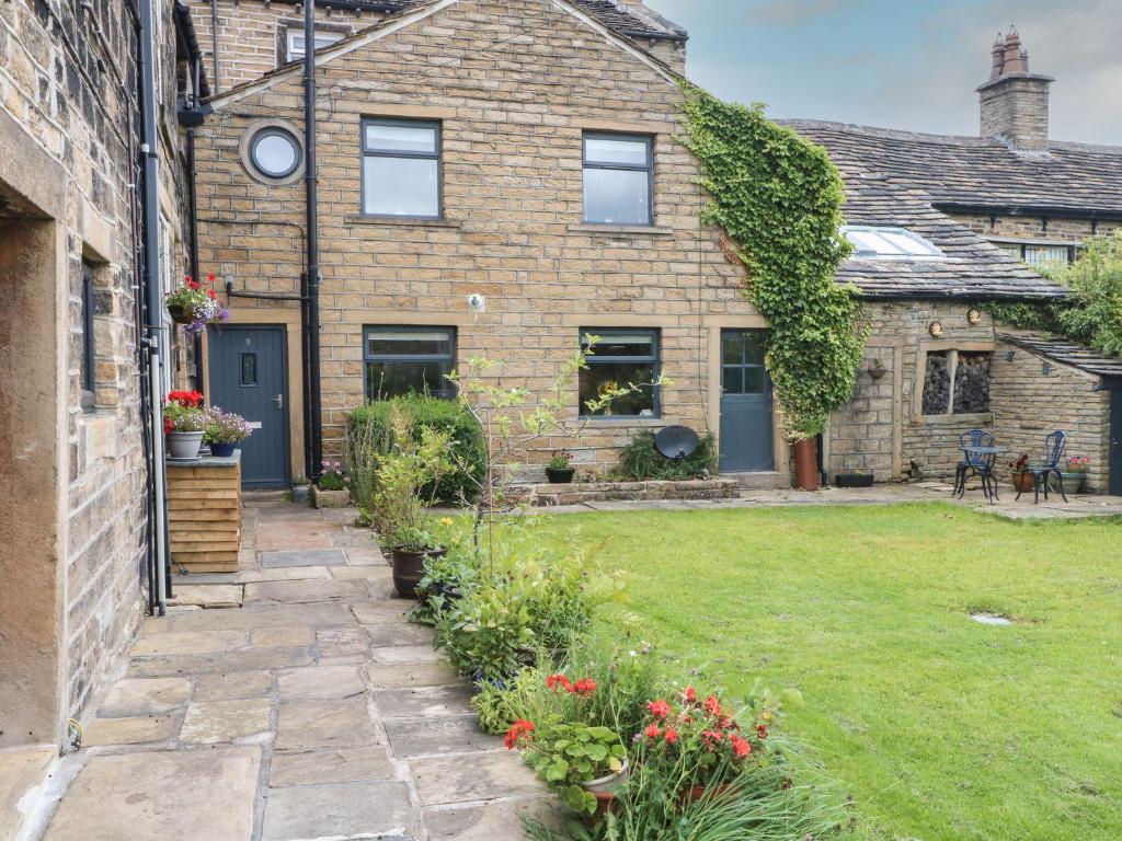 Cottage Round T'Corner, Holmfirth