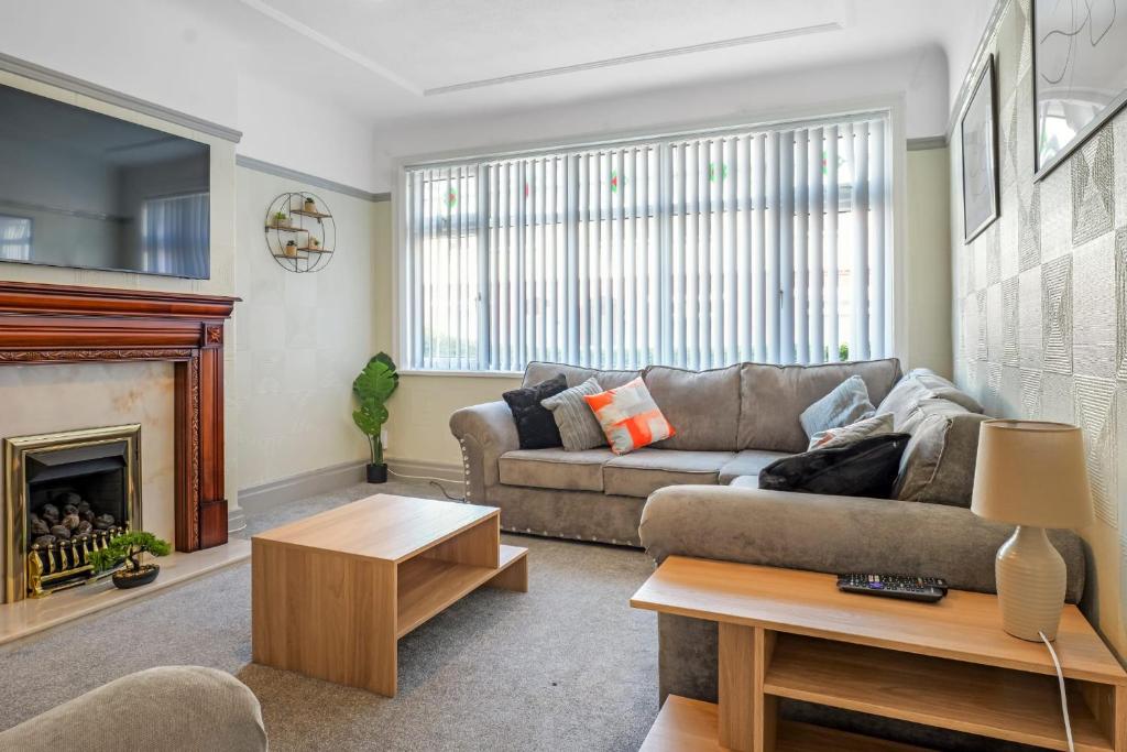 Contractor Stays, Newly Renovated, Free Parking, Sleep 7, Wallasey