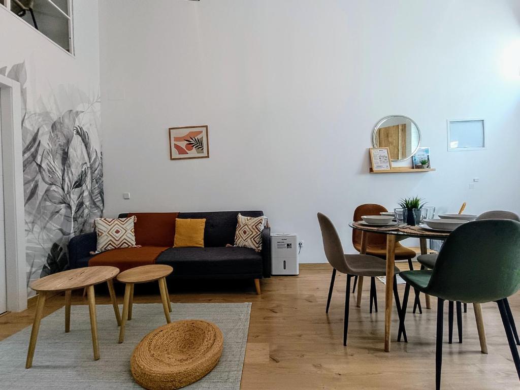 Comfy loft, 6 metro stops from downtown, AC & WiFi - 5