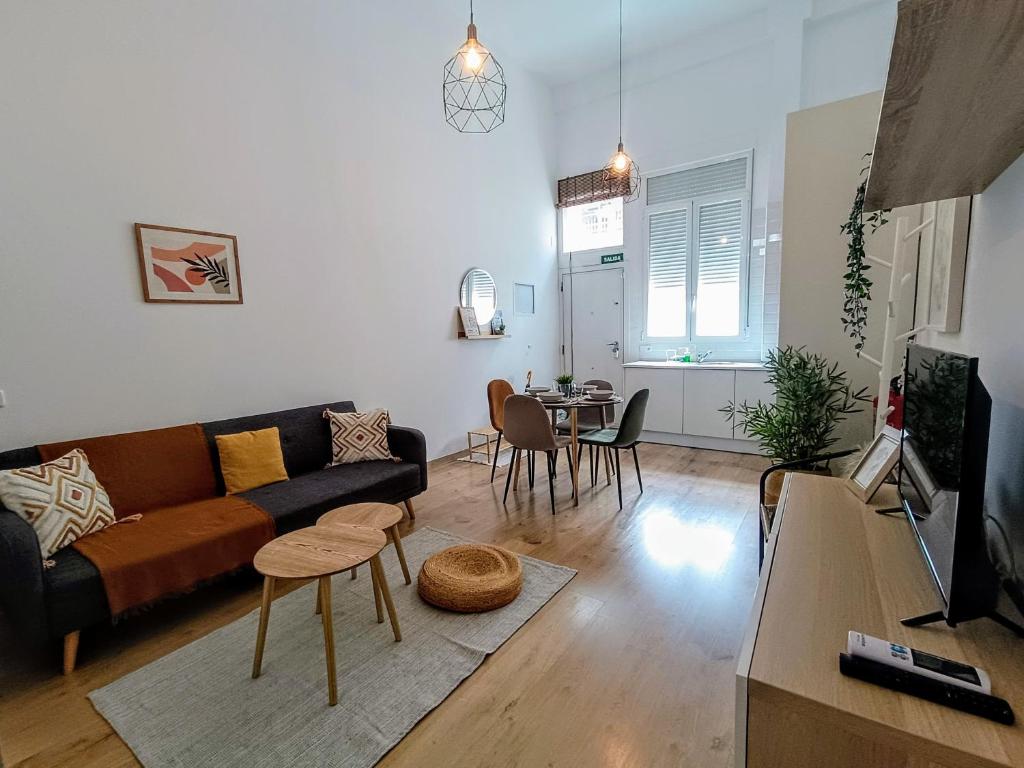 Comfy loft, 6 metro stops from downtown, AC & WiFi - 3