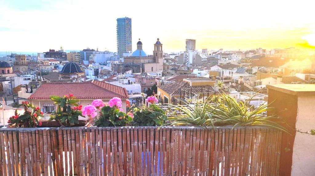 The Alicante Old Town artist workshop, Impressive rooftop, terrace with amazing city views and sea views, BBQ, Air conditioner, Wifi - 5