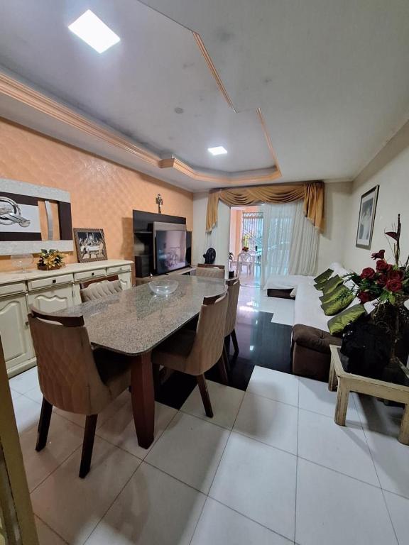 Aluguel próximo a COP 30, Casa em Condomínio Fernando Guilho II com 2 suítes 6 hóspedes, Belém