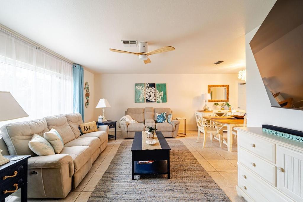 Peaceful Pool Ocean Access Home Pets Welcome, Port Charlotte