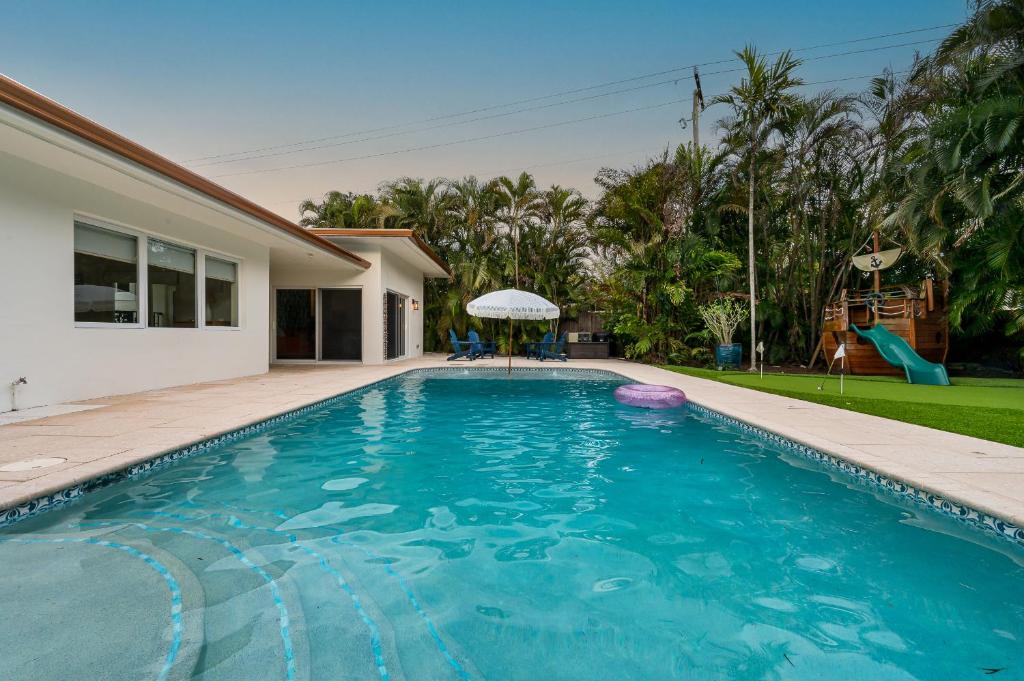 Spacious, Elegant 5 Bed, Best Pool, All New, Close to Beach and Atlantic Ave, Delray Beach