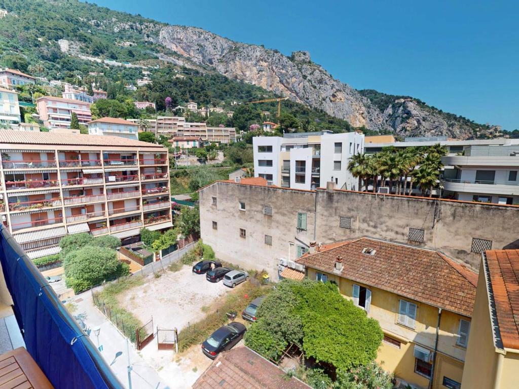 Studio rénové avec climatisation et wifi en dernier étage, vue mer à Menton - FR-1-196-383 - 2