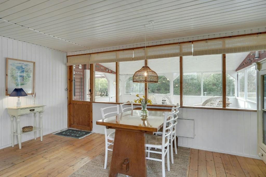 Charm And Idyll In Hou, Hals