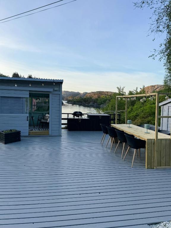 Charming Seaside Cabin With Amazing View, Hardbakke