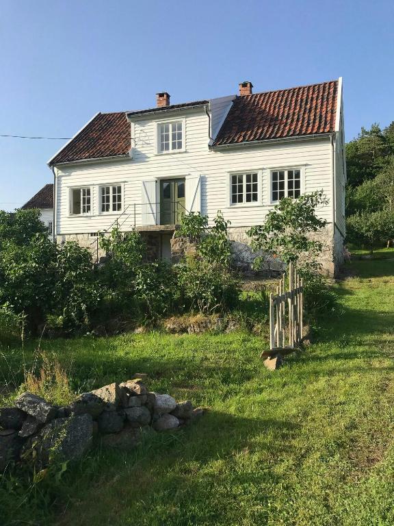 Idyllic Farmhouse From 1840 With Sea View In Spind, Farsund