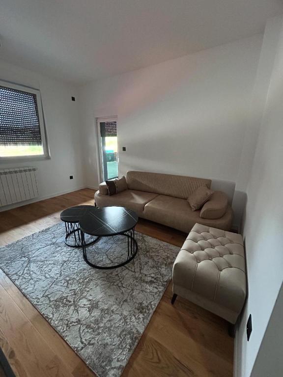 Welcome Home Sarajevo, Donje Mladice