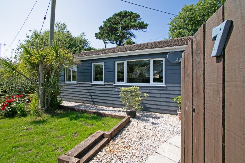 7 Porth Valley Cottages - dog-friendly whole house with secure garden in Newquay