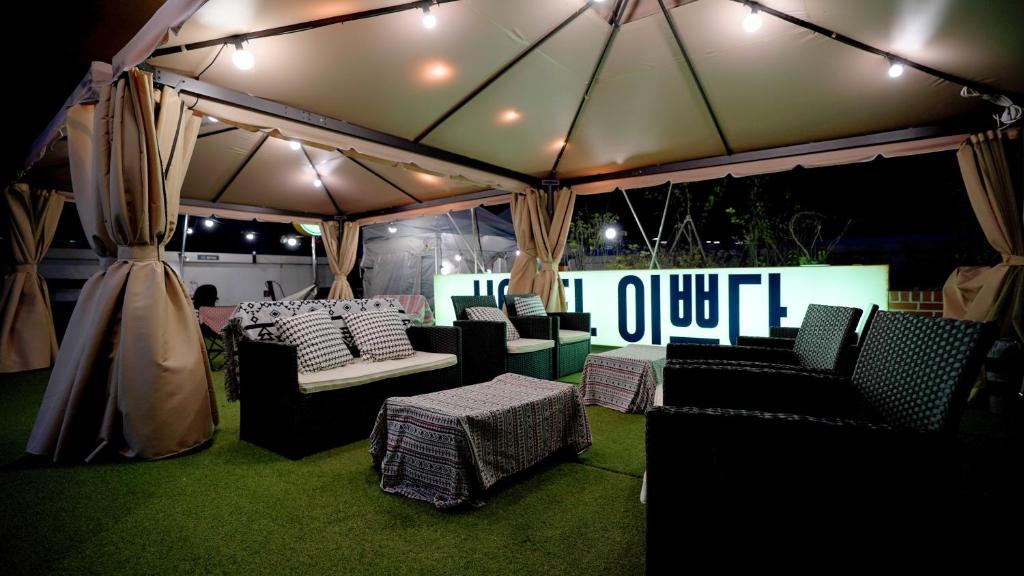 호텔 이쁘다의 모던한 복도 인테리어