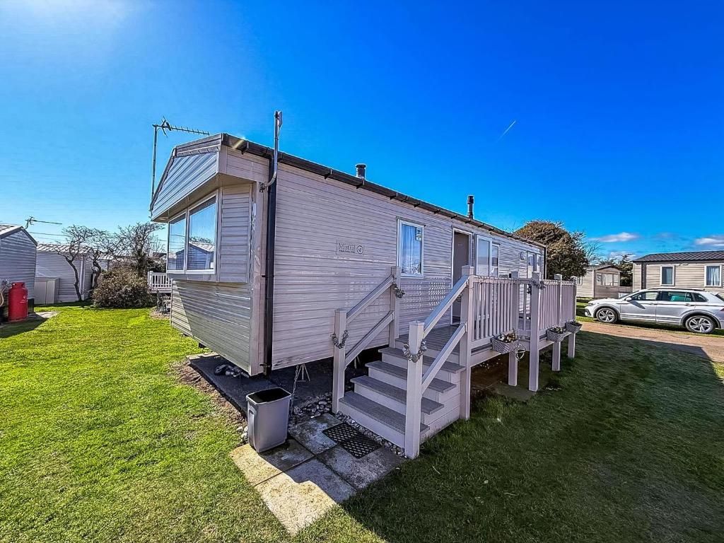 Lovely 6 Berth Caravan With Side Decking On Pakefield Holiday Park Ref 68032B, Lowestoft