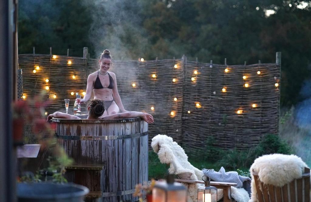 Ambrose Hut, Private, romantic, luxury Shepherd Hut with own Hot Tub, Southborough