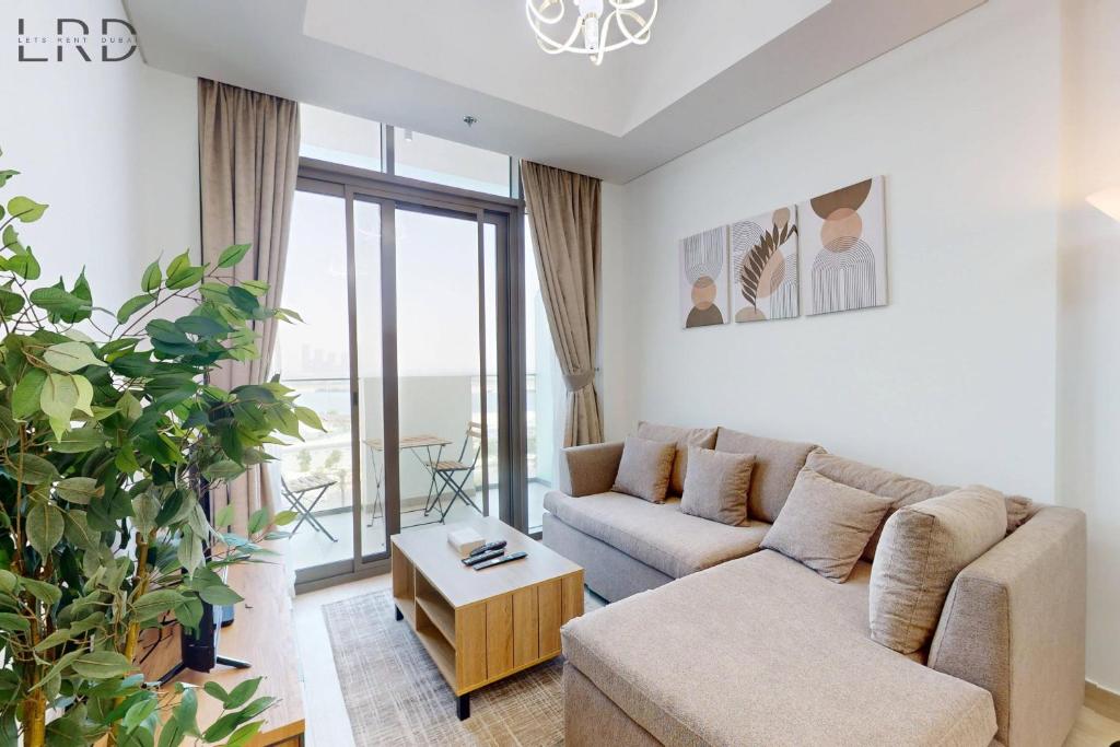 Charming 1BR with Canal View, Dubaï