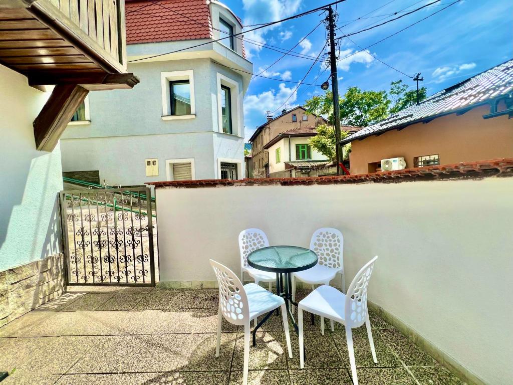 Modern Two-Bedroom Apartment with Garden & Parking - 3