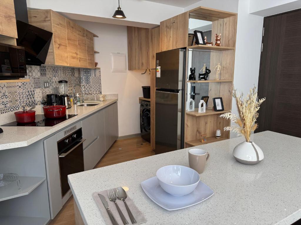Luxury Tower Top Floor Apartment - 4