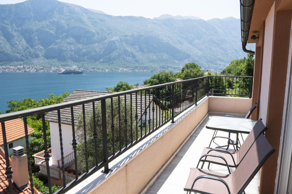 Moskov - Two-bedroom Ap with Sea View, Kotor