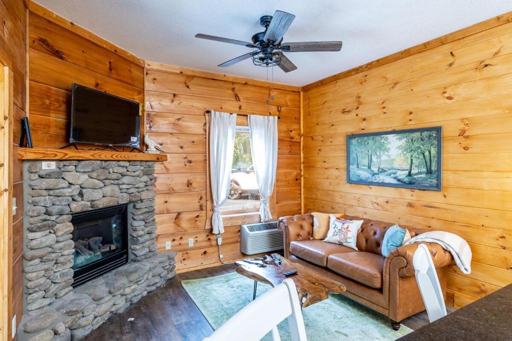 Relaxing Getaway at Smoky Arcade & Resort Pool, Pigeon Forge