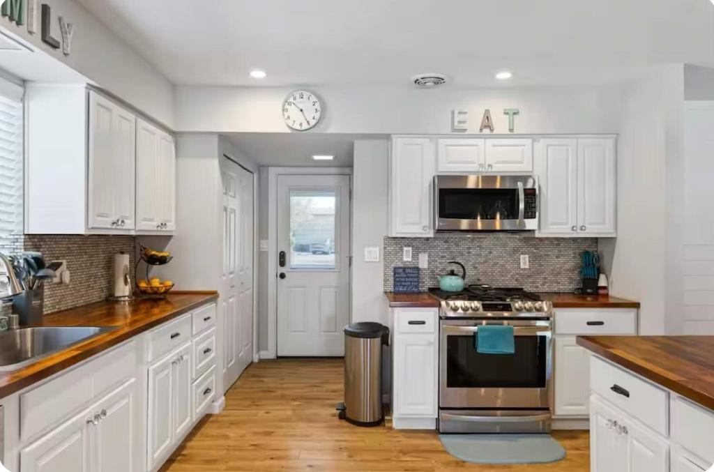 Spacious Home + Pool, Putting & Dream Backyard, Phoenix