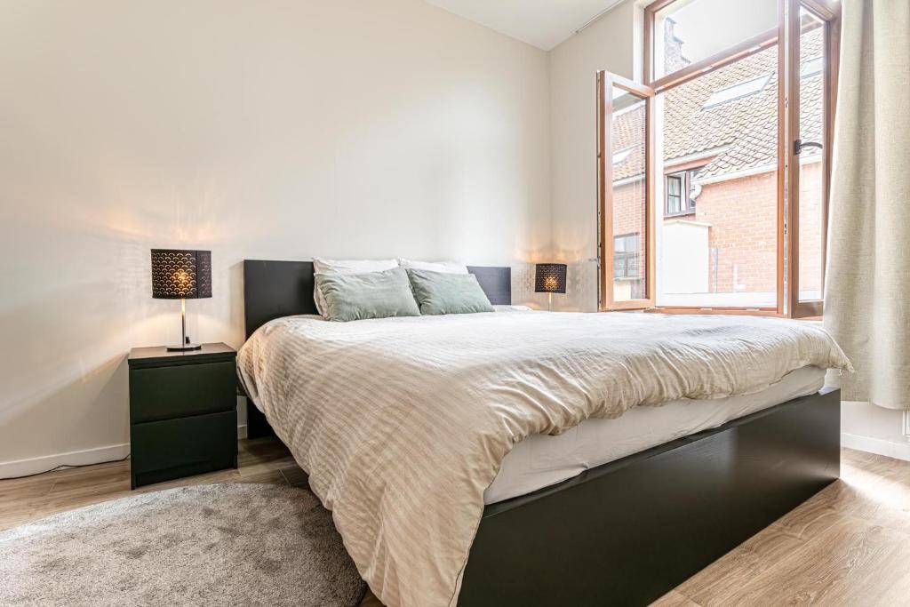 Elegant 3BR & 1LR Waterfront Retreat in Ghent, Gent