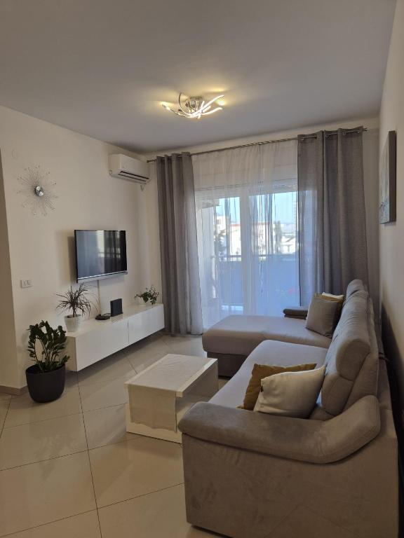 D&M 2 Apartment, Bar