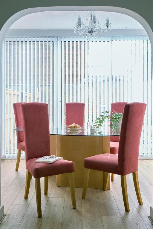 Cosy Nook - 3 Bedroom Retreat with Private Garden, Parking and Media Wall, Belle Isle