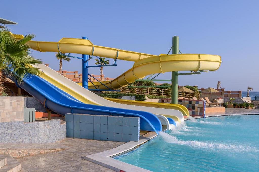 Eri Beach & Village Hotel — Swimming pool in Hersonissos