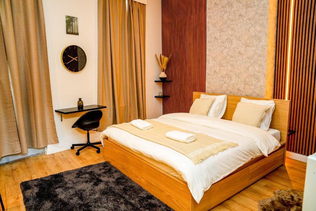 Lovely Shared 5BR Apt with View at Vibrant Ghent, Breezy Balcony, Gent