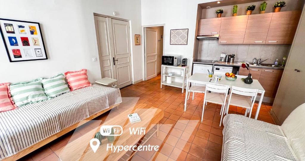 Hypercenter - At the foot of the Palais des Papes, Avignon