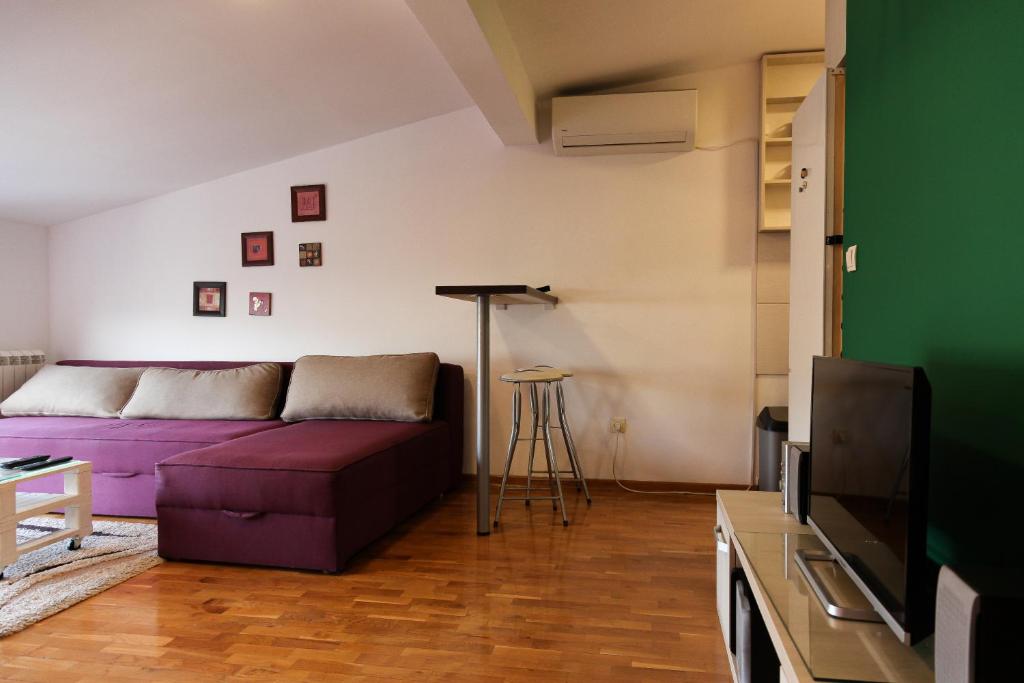 Purple and Green, Bělehrad