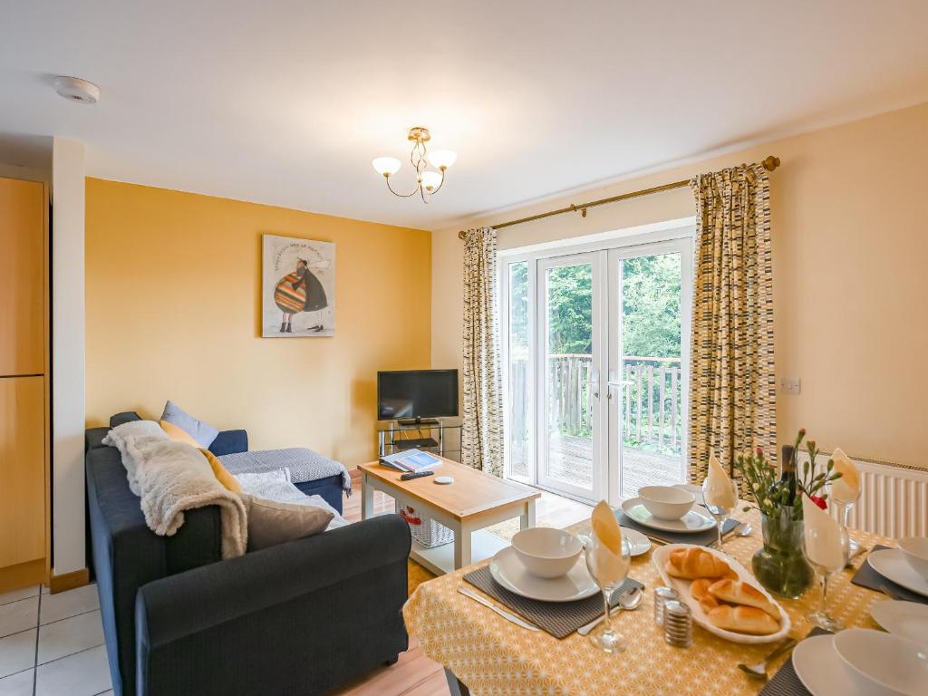 High Tide, Eglwys-fach