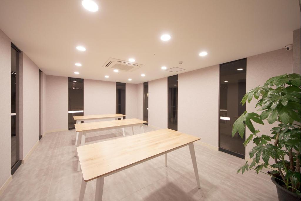 Shared lounge/TV area