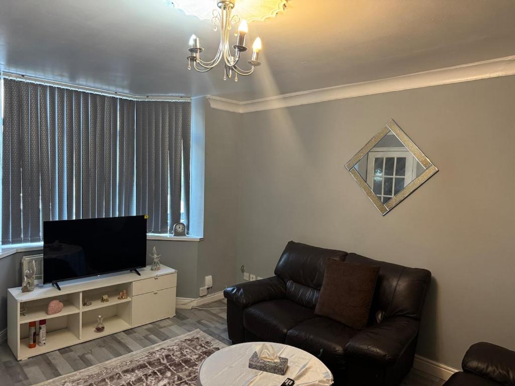 Cosy Stay Near Arena & Leeds Bradford Airport two bedroom House, Bradford