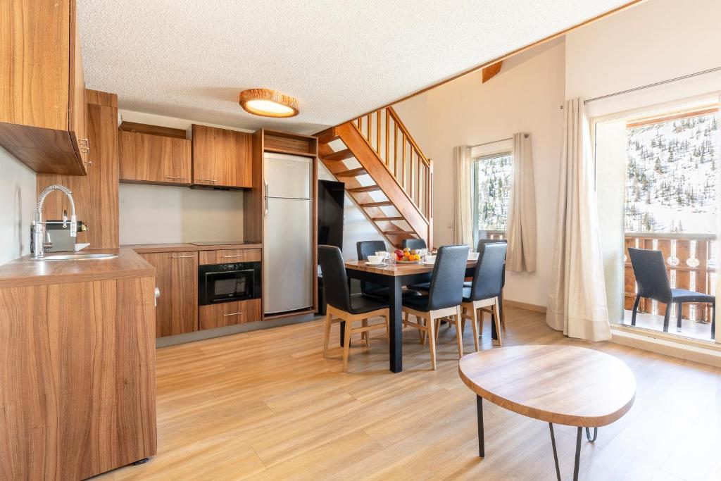 Duplex vue dégagée, garage, local à ski, wifi, 6 pers, Isola 2000