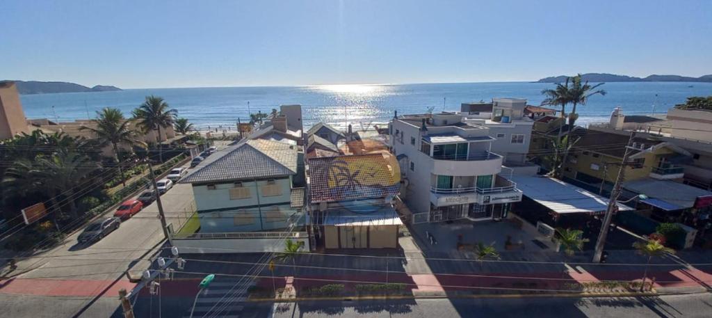 Apartamento com Vista Mar na Zona Central da Praia com 02 Dormitórios, Bombinhas