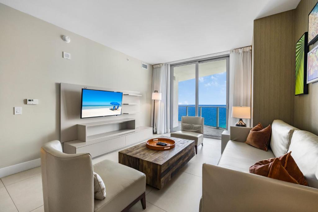 Beachfront Bliss W Ocean Views, Hollywood