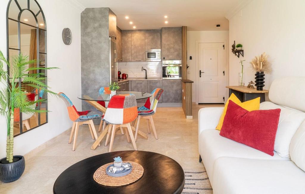 Stylish Coastal Living Near Estepona Marina - 1