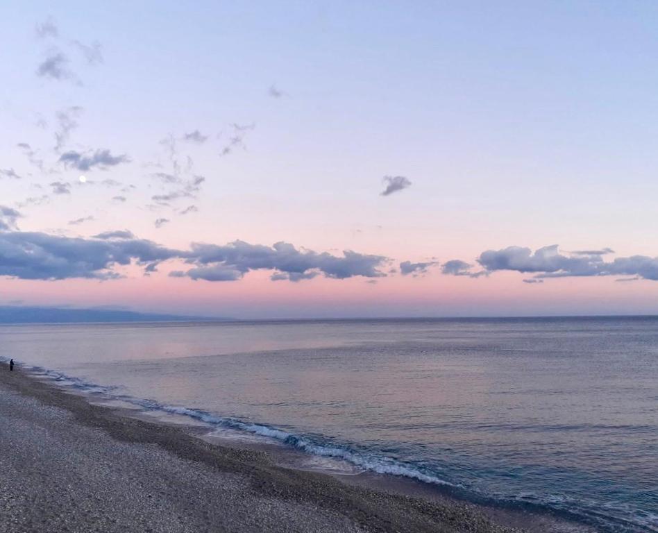 Sulla spiaggia di Letojanni - 1