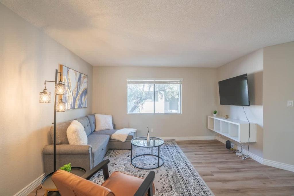 Modern 2BD - Parking, Gym, Pool - Sleeps 8 - 5 Min Casino, Scottsdale