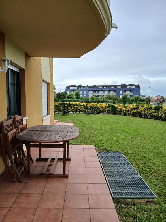 Bajo con jardín y piscina, Suances