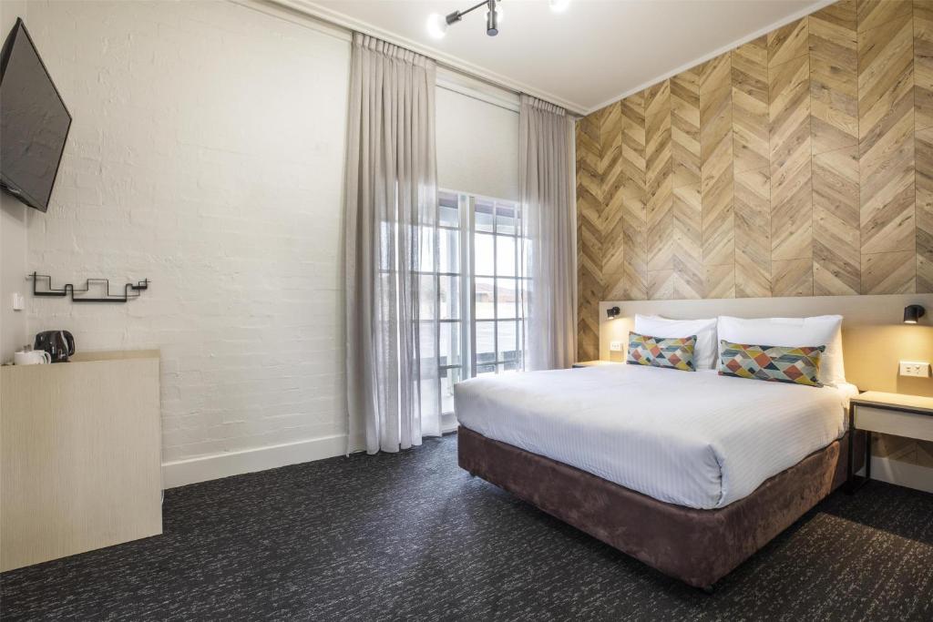 Nightcap at Sylvania Hotel, Campbellfield