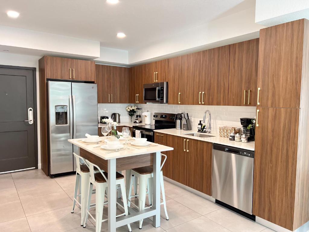 Comfortable 2BR Apartment with Pool and Gym, Steps from Jackson Memorial, Miami