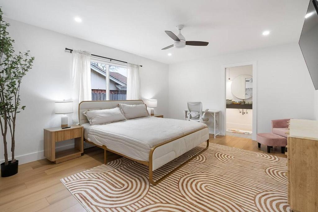 Stylish Austin Escape 4BR, 2BA, Minutes from Domain, Q2 Stadium, Austin