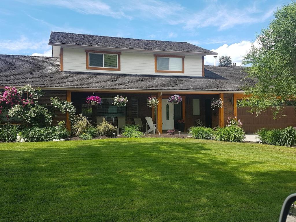 Just across from the lake !, Kelowna