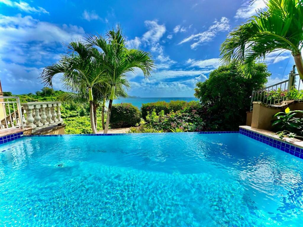 Surf Sounds and Big Views from this Pool Villa, Palestina