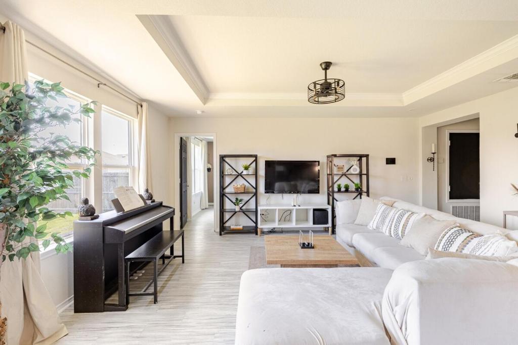 Chic Spacious with Piano, Grill, Hammock, Backyard Bliss, near Stables in Fort Worth, Fort Worth