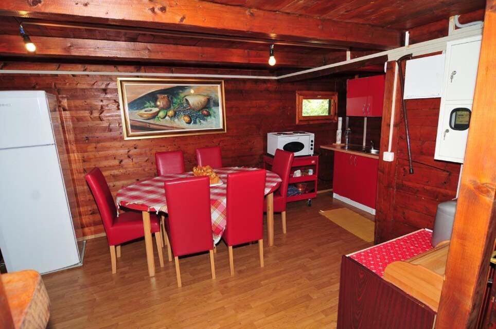 Vikendica na obali rijeke Bojane sa velikim dvoristem, parkingom ljetnjom kuhinjom i mjestom za rostilj - 2