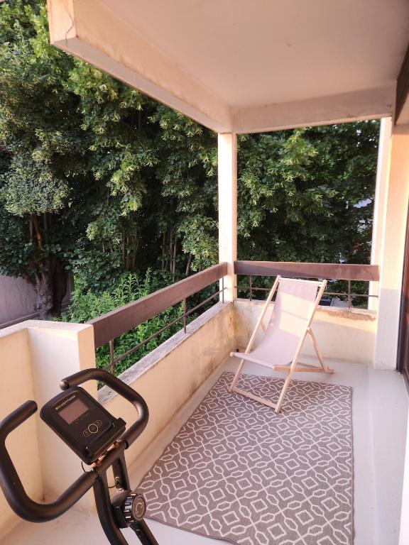 Fully-equipped large studio with terrace, Rueil-Malmaison