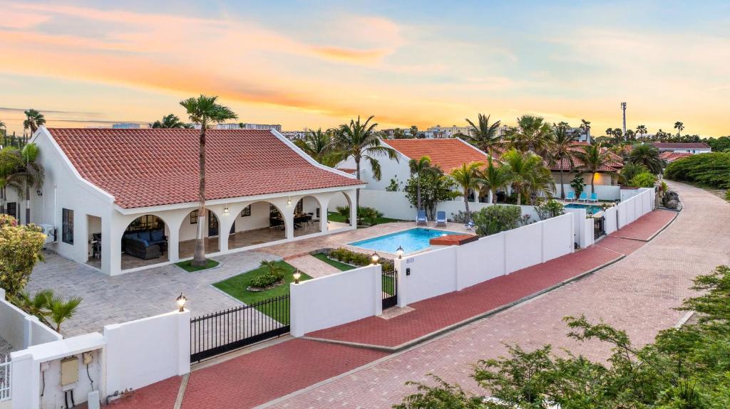 LUXE 3BR and 3BA Villa w Pool Villa Leone by Bocobay, Palm-Eagle Beach