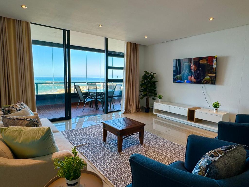 Accommodation Front - Bright & Breezy 4 Sleeper with Ocean Views, Durban